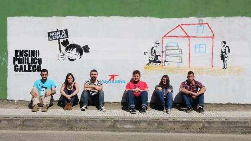 Los jóvenes con Alberte Mera junto a su mural, en Mondariz. // D.P.