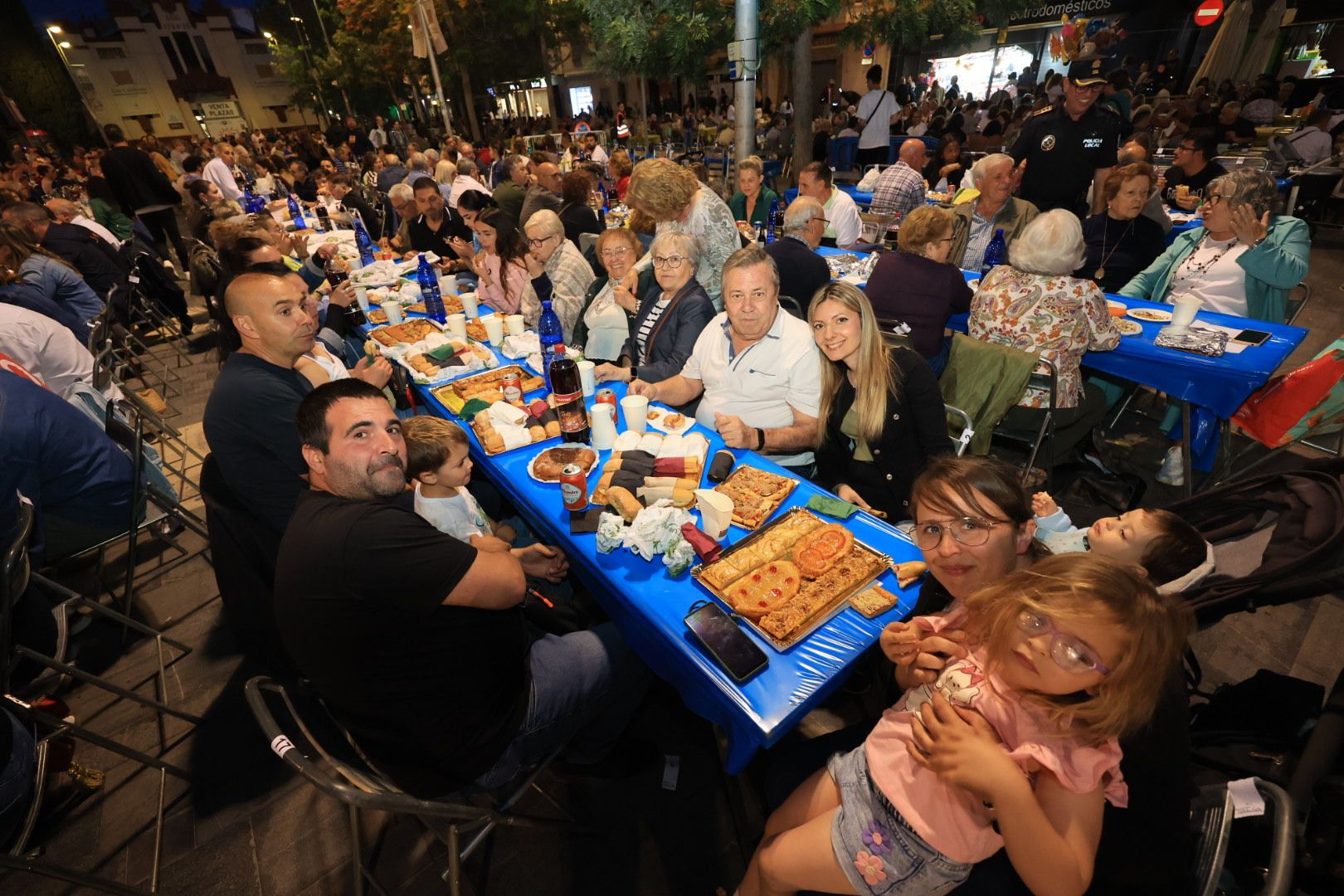 Búscate en la galería de fotos del 'sopar de pa i porta' en las fiestas de Almassora