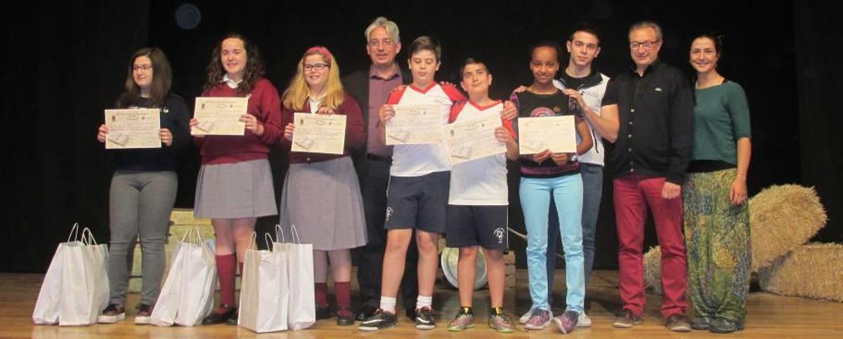 Los premiados de este año con el alcalde, la concejala, el bibliotecario y el patrocinador.