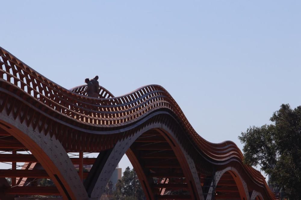 Sin fecha oficial para su apertura, la pasarela de madera que conecta la rotonda junto al Estadio de Atletismo y el Martín Carpena con la orilla opuesta del río Guadalhorce ya está instalada.