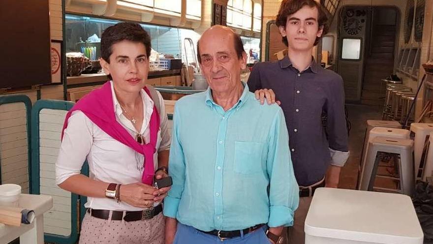 Por la izquierda, María Jesús Suárez, Quico Álvarez y su hijo Rubén, ayer, en La Goleta.