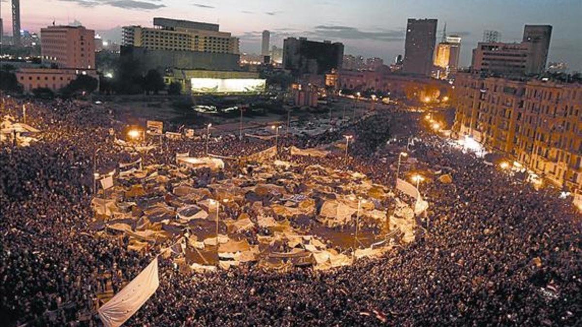 Arriba, a la izquierda, un marine con una niña iraquí el 2003: a la derecha, la plaza de Tahrir en febrero del 2011. Abajo, a la izquierda, el atentado contra 'Charlie Hebdo', y refugiados en la frontera húngara.