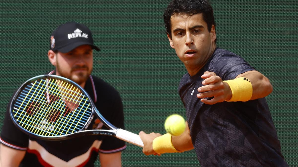 Jaume Munar golpea la bola durante el partido ante Rublev.