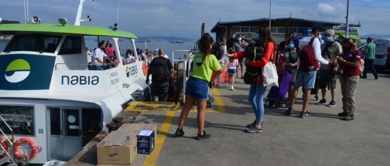 Visitantes, ayer, embarcando en el puerto de Bueu hacia la isla de Ons.