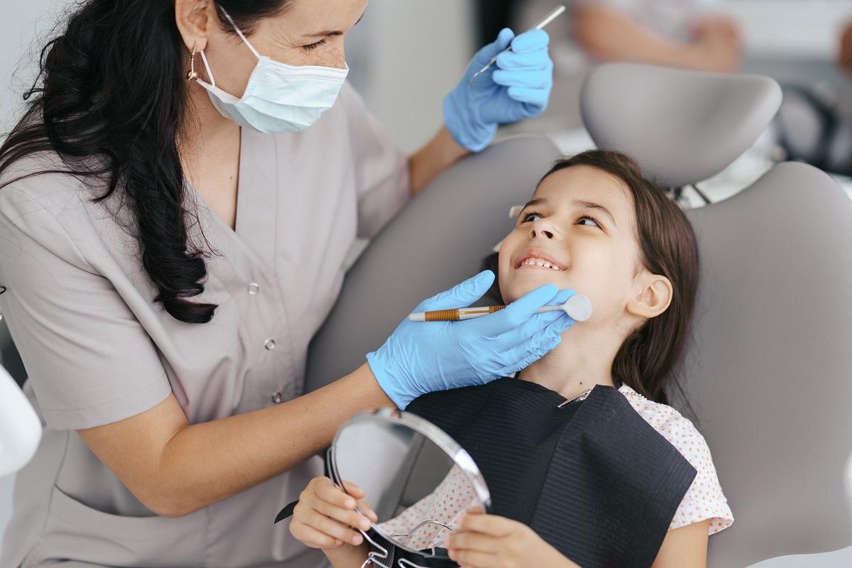 El principal motivo por el que los niños acuden al dentista en España son las caries.