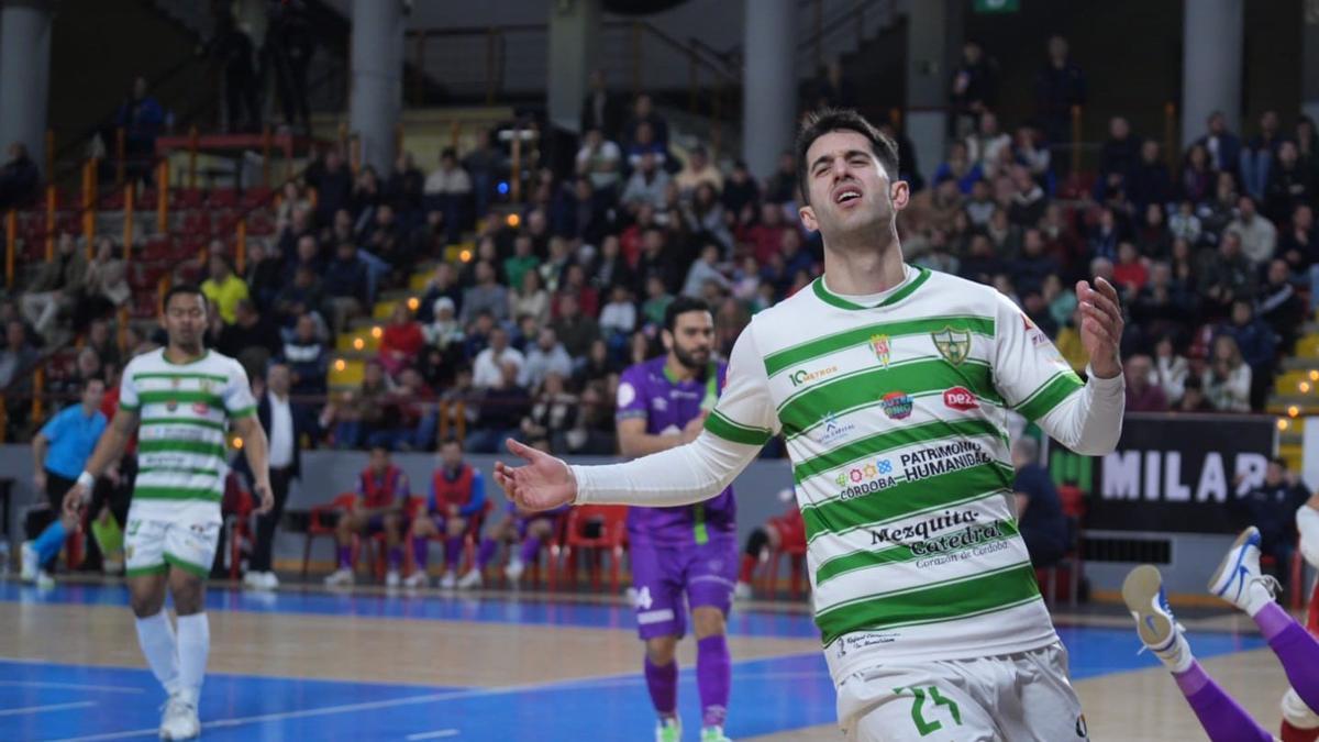 Ismael lamenta una ocasión fallada en el Córdoba Futsal-Palma en Vista Alegre.