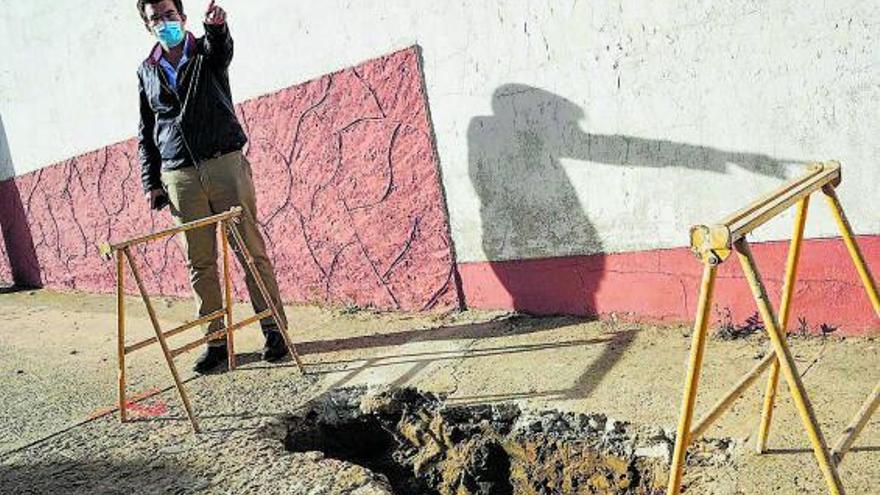 Rafael Sánchez junto a un punto de la red de agua al descubierto para reparar una fuga . | J. L. Fernández