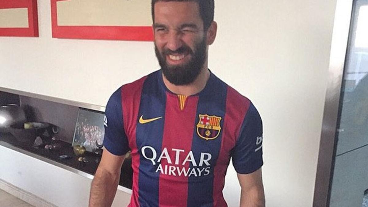 Arda se probó la camiseta del Barça de la pasada temporada