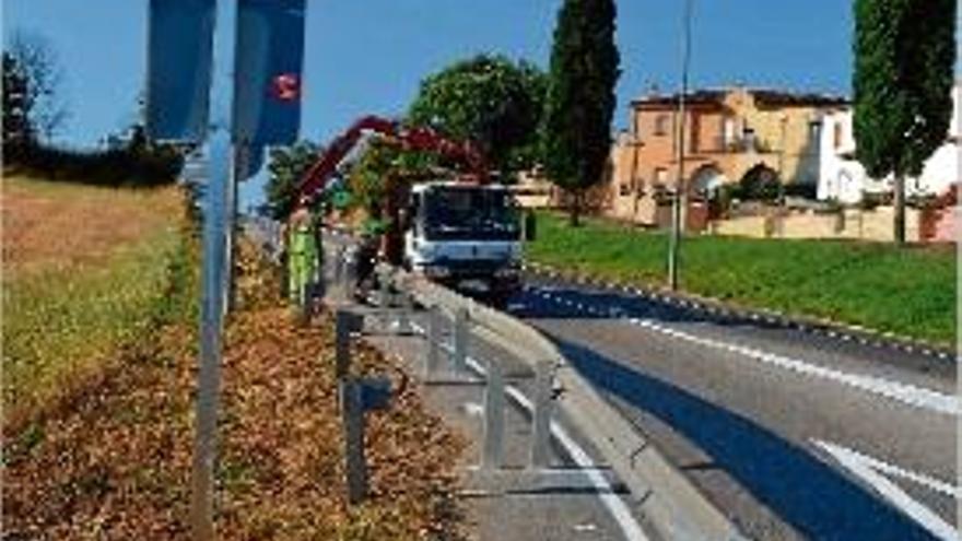 Els operaris fent el desplaçament de la tanca de la calçada.