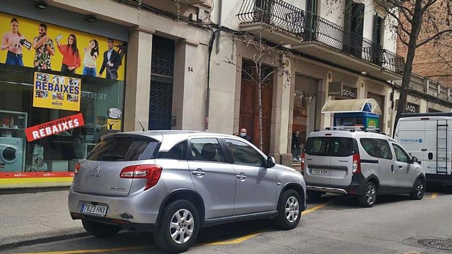 Zona de descàrrega del Guimerà, on aparquen turismes sense el logotip de cap empresa