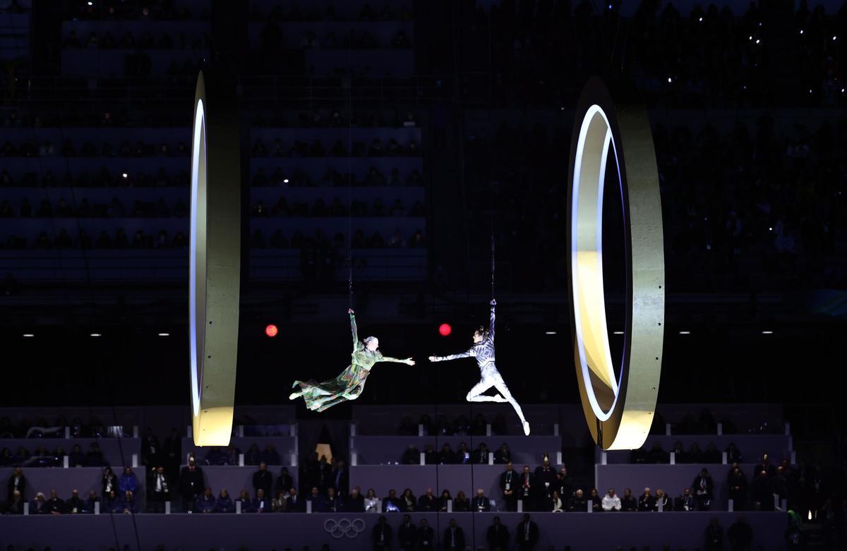 Artistas actúan durante la ceremonia de Apertura de los Juegos Olímpicos de Invierno.