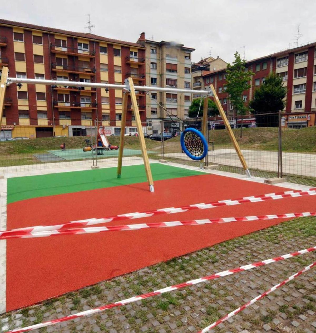 Mieres amplía el área infantil de juegos del parque de la Libertad