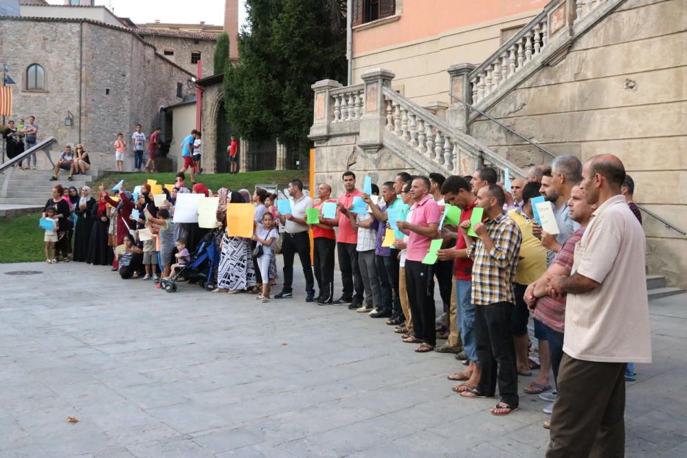 La comunitat musulmana de Ripoll torna a concentrar-se a les portes de l''Ajuntament per segon dia consecutiu