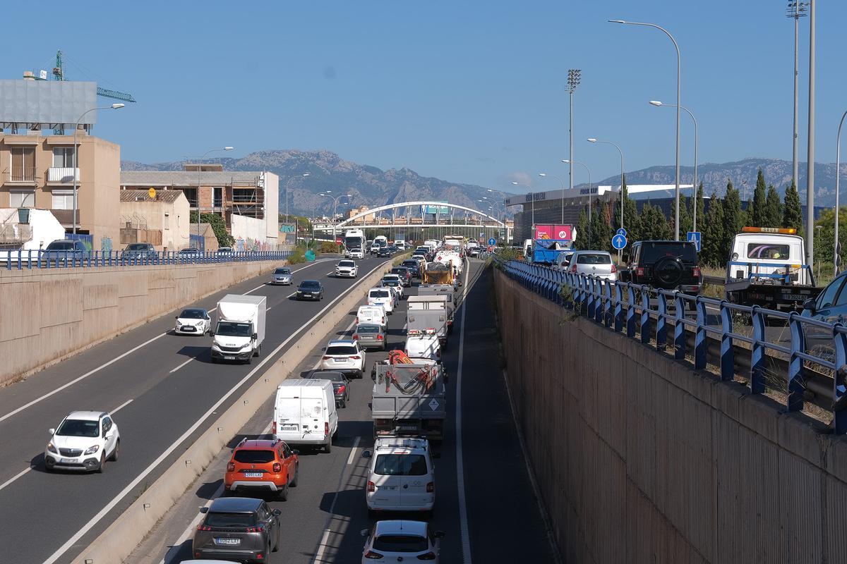 FOTOS: Monumental atasco en la Vía de Cintura de Palma por el vuelco de un coche FOTOS: Monumental atasco en la Vía de Cintura de Palma por el vuelco de un coche