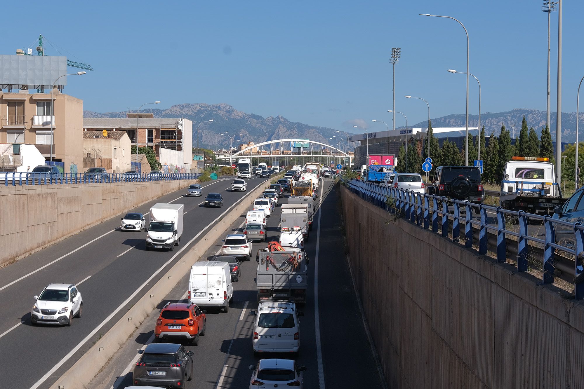 FOTOS: Monumental atasco en la Vía de Cintura de Palma por el vuelco de un coche