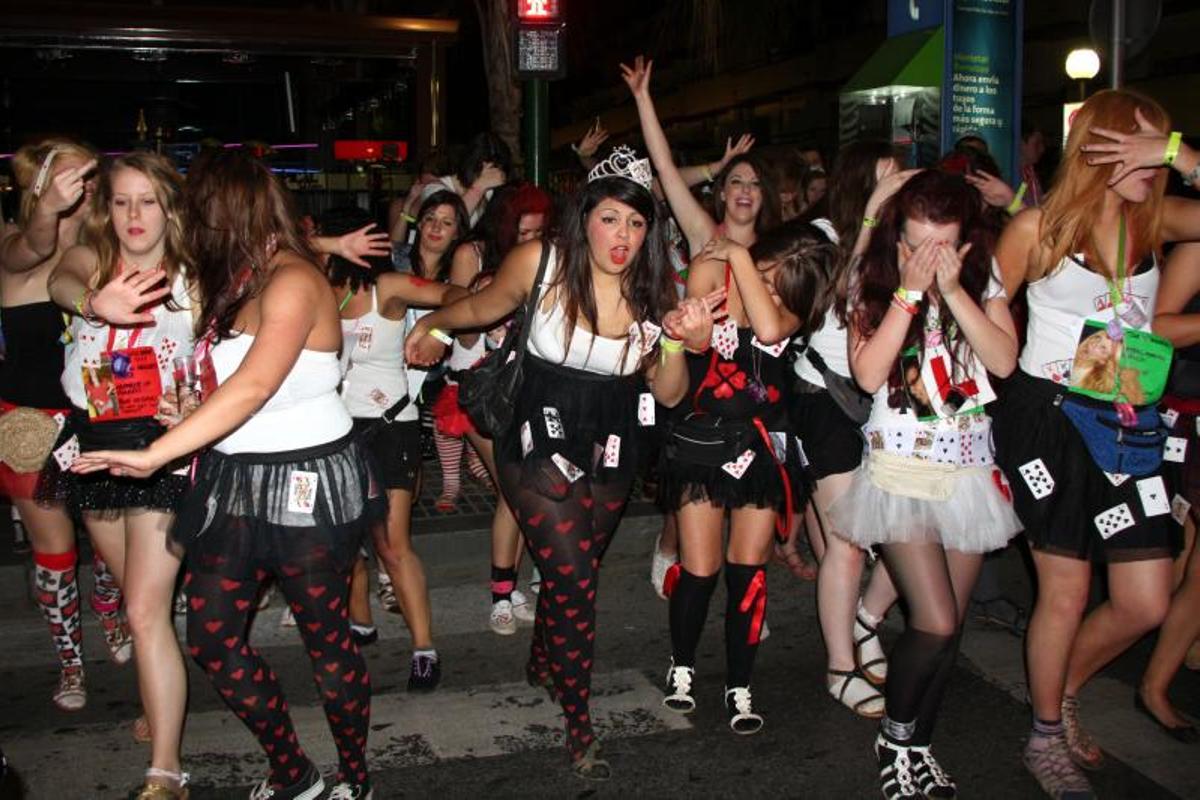 Miles de jóvenes llegaban a Salou con ganas de fiesta i de emborracharse.