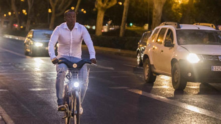 Un ciclista, anoche, circulando por la Gran Vía Fernando El Católico. Foto: Germán Caballero.