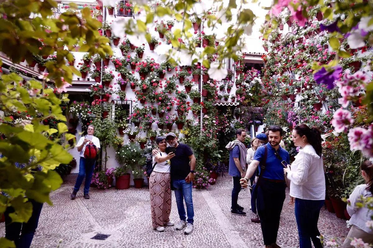 Visitantes disfrutan de las buenas temperaturas y la ausencia de lluvias en la primera jornada de los Patios de Córdoba.