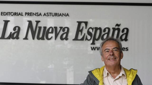 Óscar Rodríguez Buznego, en la entrada a la redacción central de LA NUEVA ESPAÑA