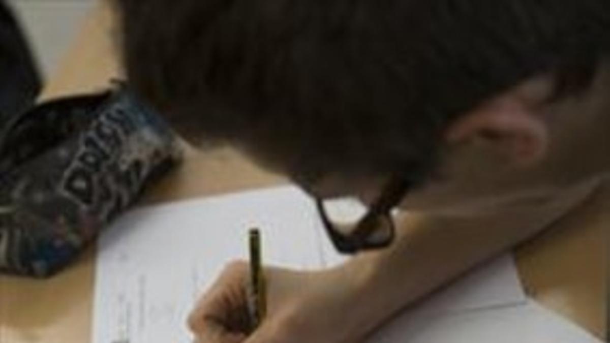 Un alumno del instituto Vila de Gràcia de Barcelona, en pleno examen de septiembre.
