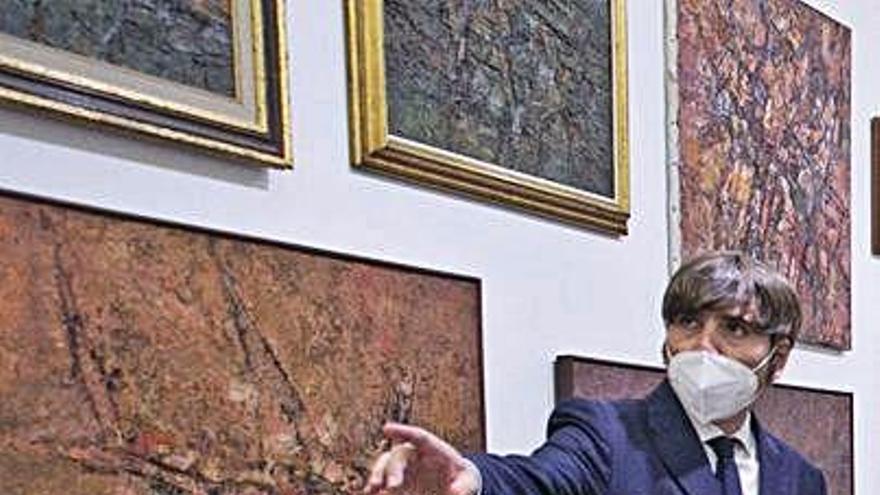 Alfonso Palacio muestra las obras de Pelayo Ortega en la inauguración de la exposición.