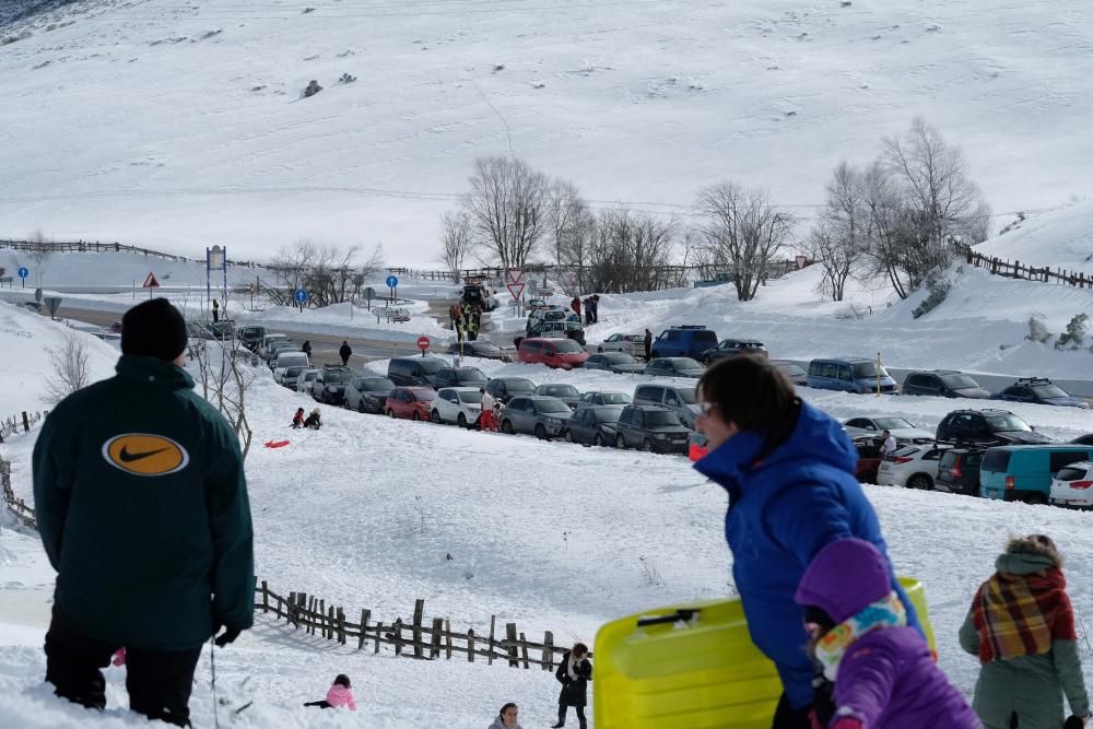 Caos en pajares por la huelga de los trabajadores