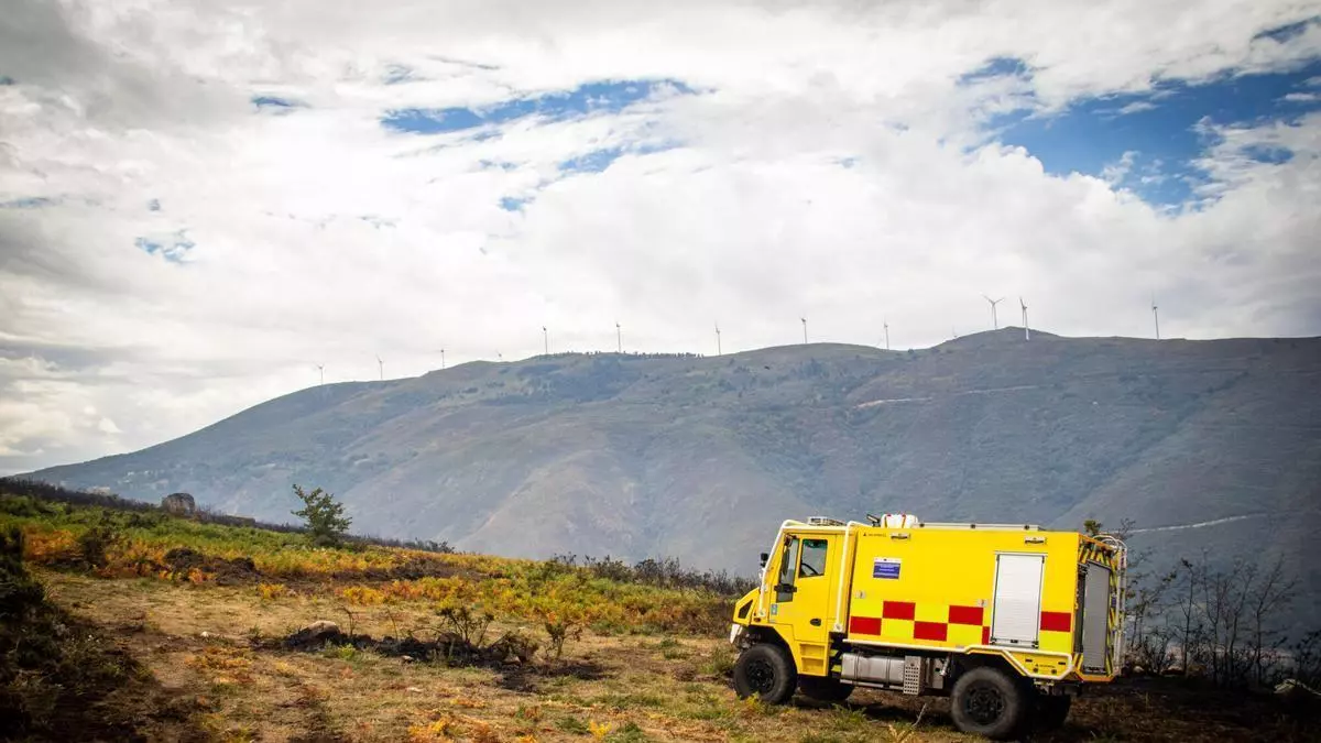 Domingo marcado por el fuego en Ourense: dos incendios controlados y uno extinguido en la provincia