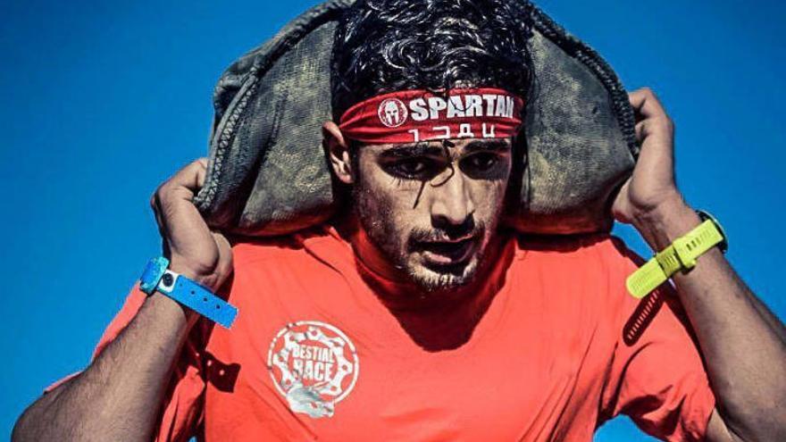 Juanjo Rodríguez desplaza una carga en la Spartan Race Series de España.