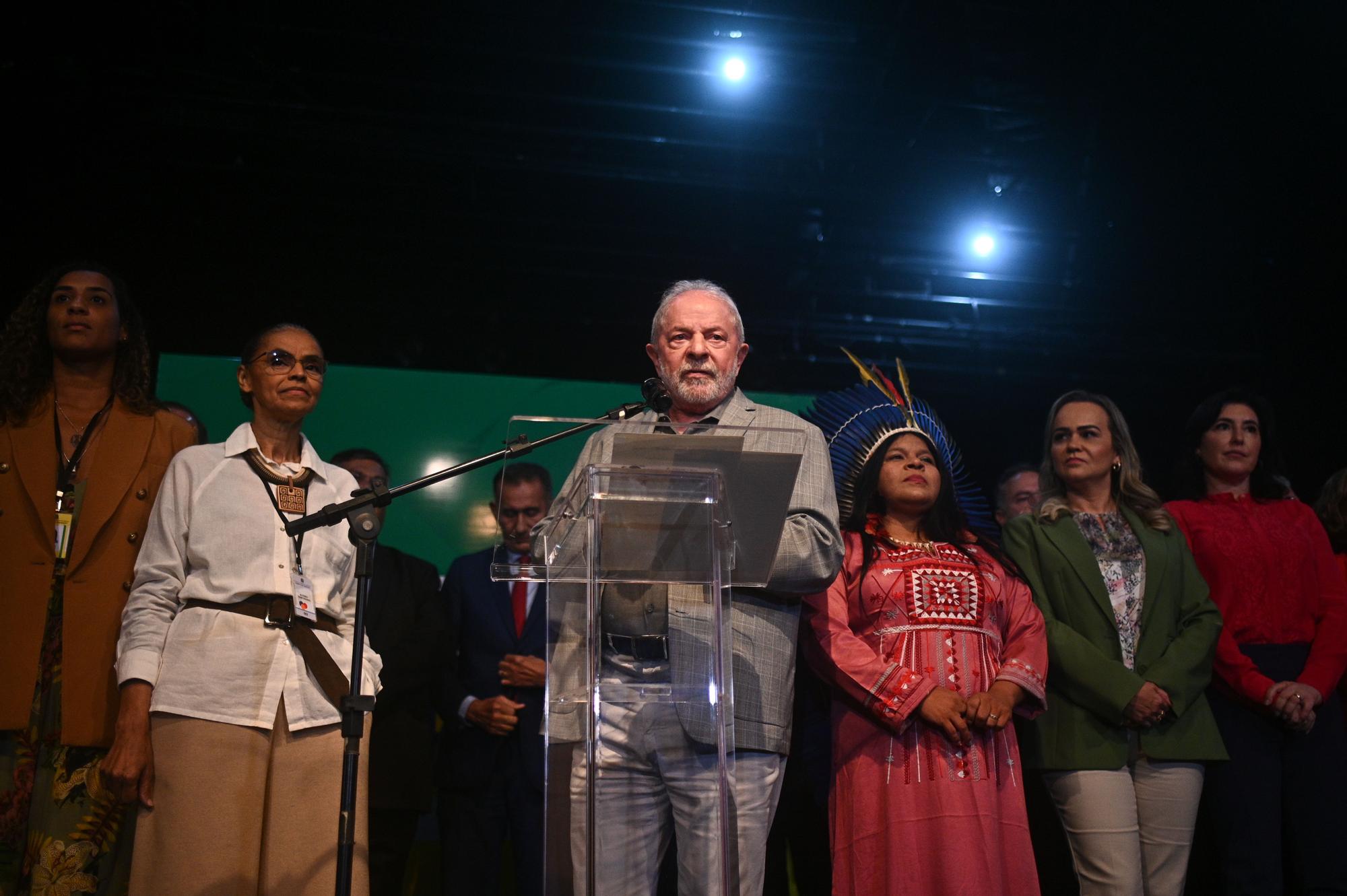 Lula completa su gabinete y cumple promesa a los indígenas.