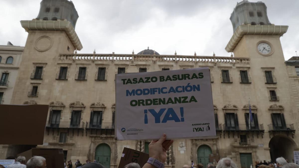 Concentración contra el tasazo de basuras frente al Ayuntamiento de Alicante