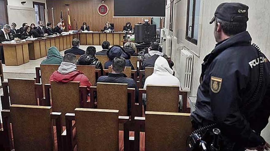 Los acusados, ayer, durante el juicio que se celebra en la Audiencia Provincial.