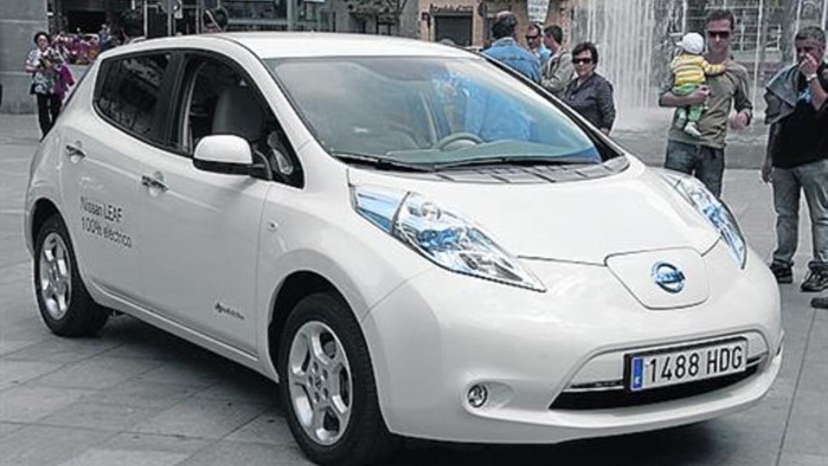 Transporte sostenible. Recarga de un coche eléctrico en L'Hospitalet.