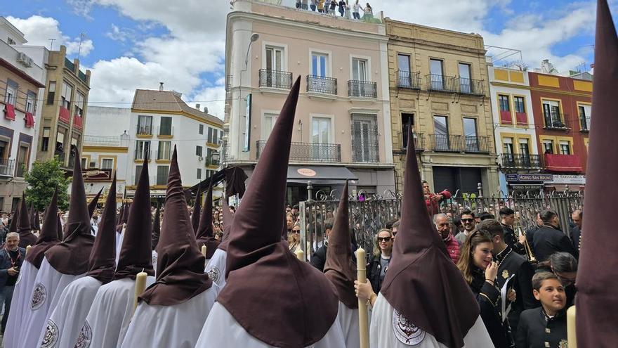 VÍDEO | Sale la hermandad del Carmen Doloroso