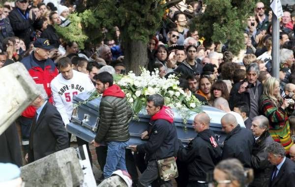 Miles de personas asisten al funeral de Marco Simoncelli