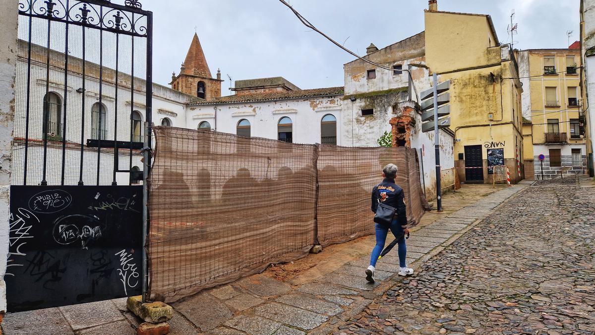 El muro derribado en la calle Zapatería, inicio de los trabajos para el futuro hotel en el Palacio de Godoy.