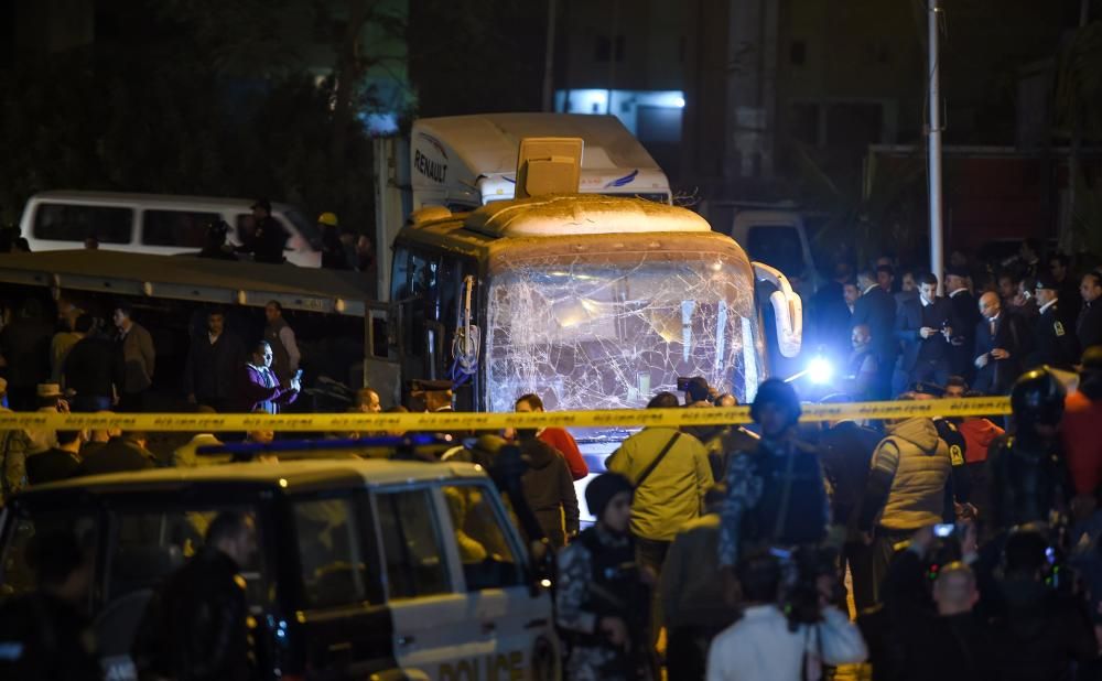 Las fotos del bus tras la explosión en El Cairo.