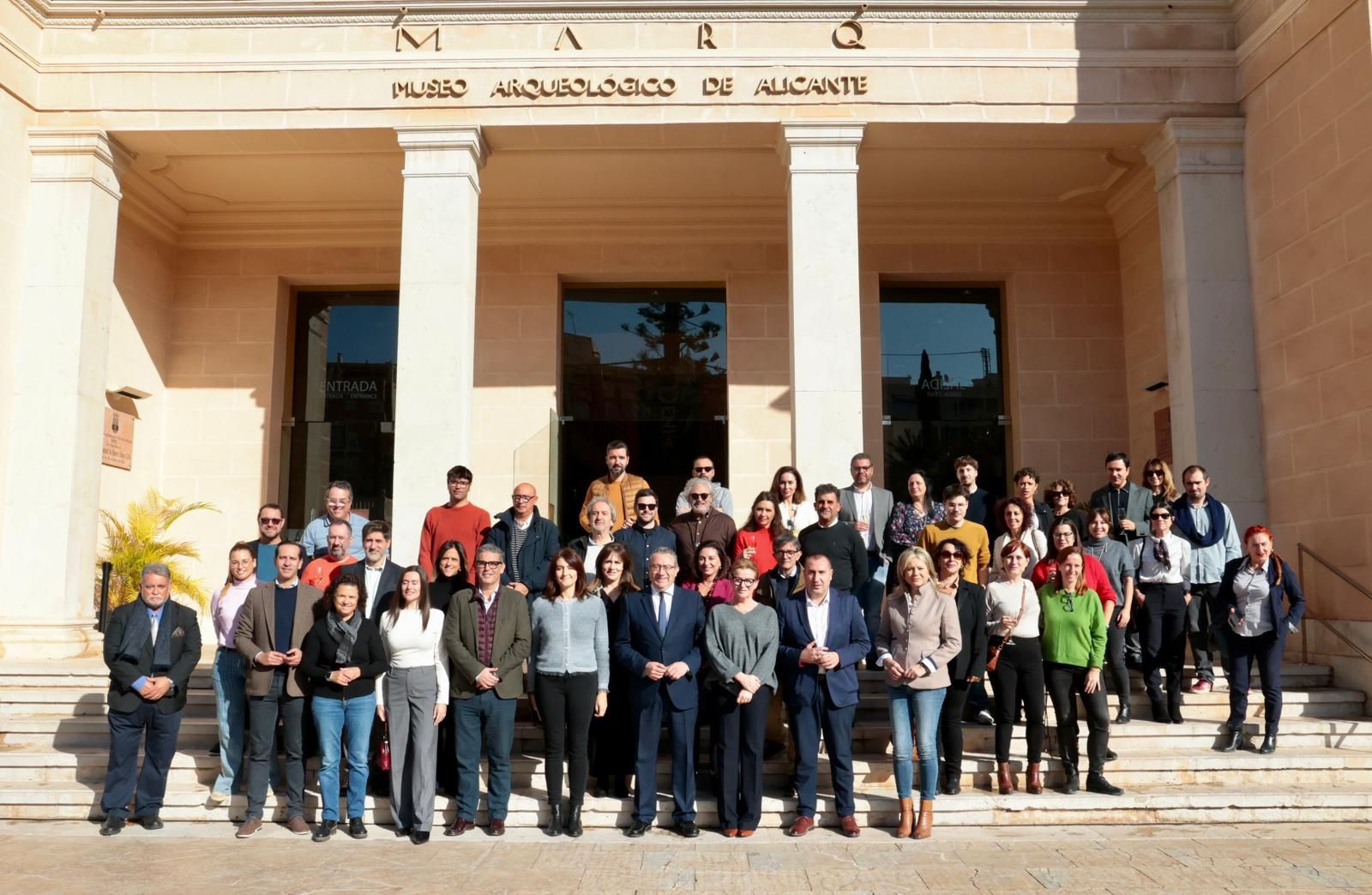 La Diputación de Alicante brinda con la prensa y pone el foco en inversiones culturales