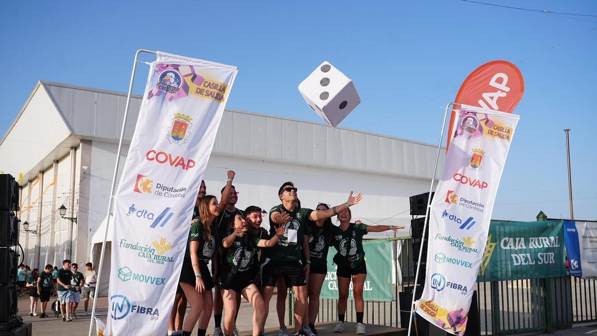 un pueblo convertido en un inmeso tablero de 2,5 kilómetros que pasa por sus calles, plazas y avenidas