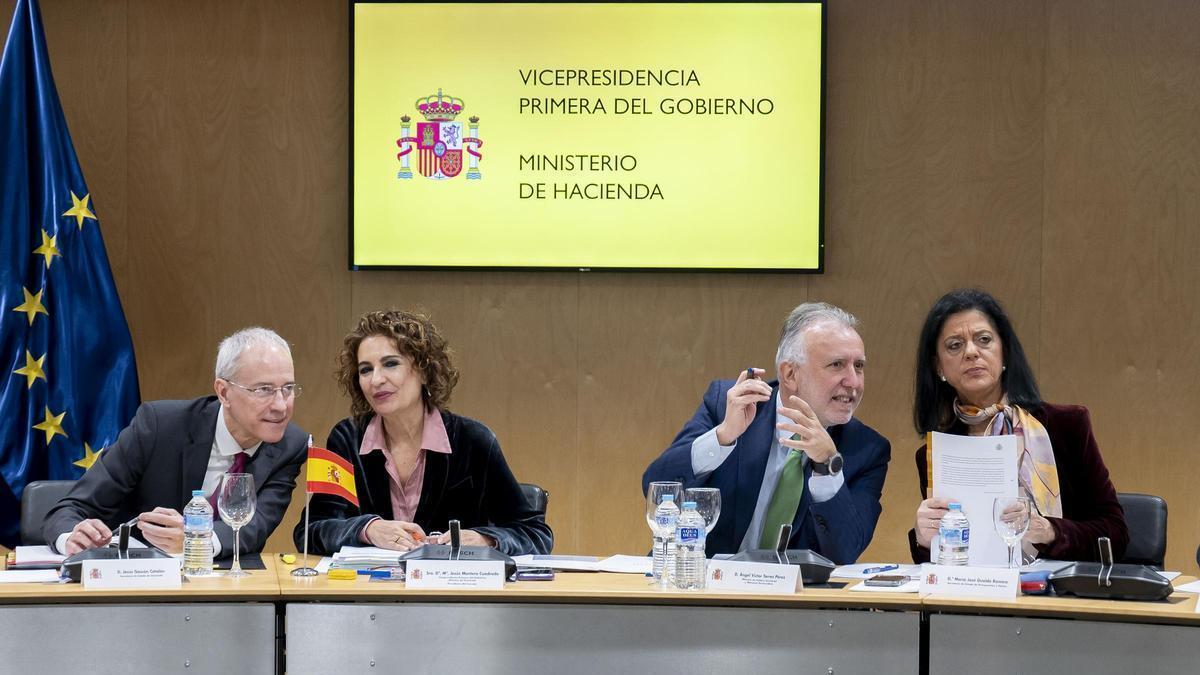 Ángel Víctor Torres y María Jesús Montero, en el centro, este miércoles en el CPFF.
