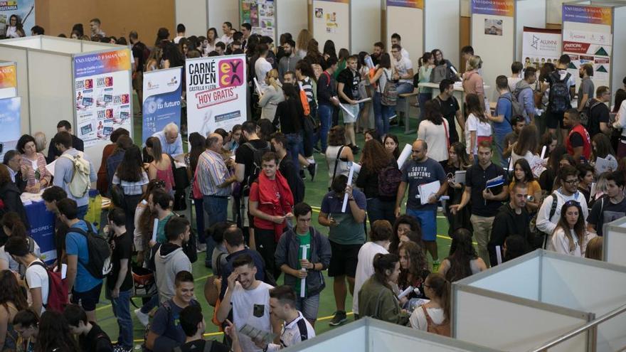 Jóvenes durante la feria de bienvenida del pasado curso en el Campus Viriato.