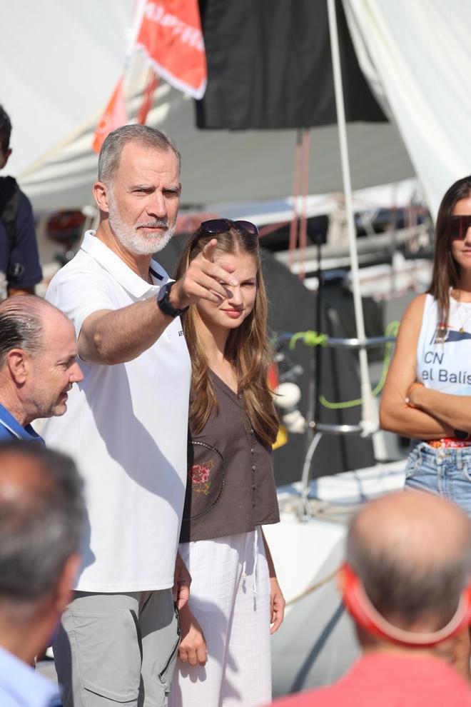 FOTOS | La Princesa Leonor sorprende al acudir con el Rey Felipe a la Copa del Rey de vela