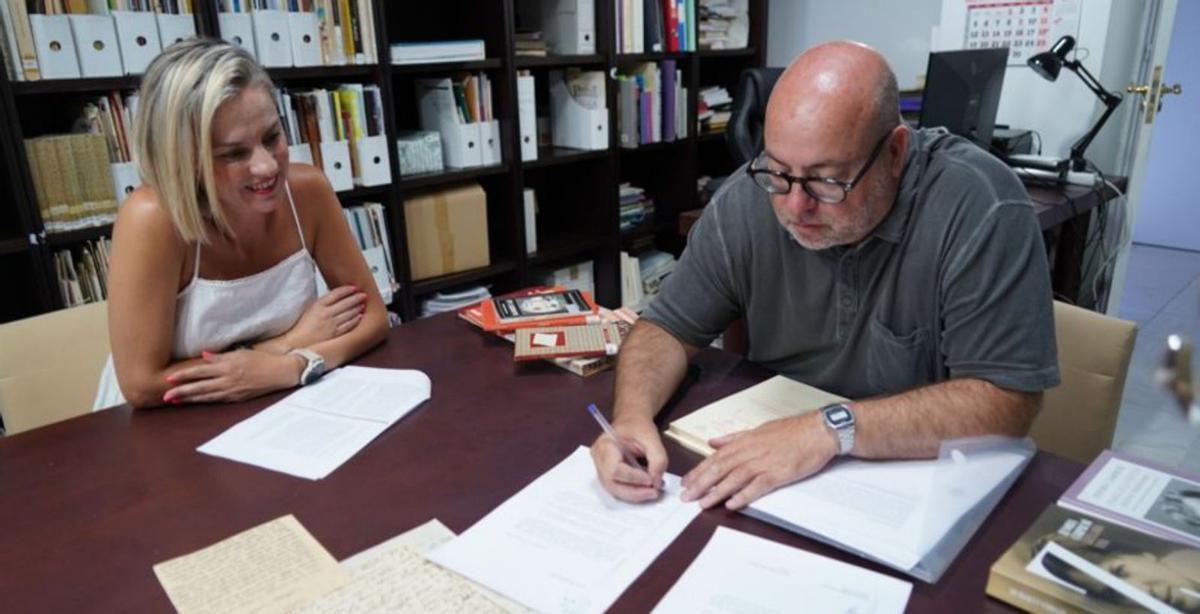 Moment d’entrega de les cartes al centre d’estudis. |
