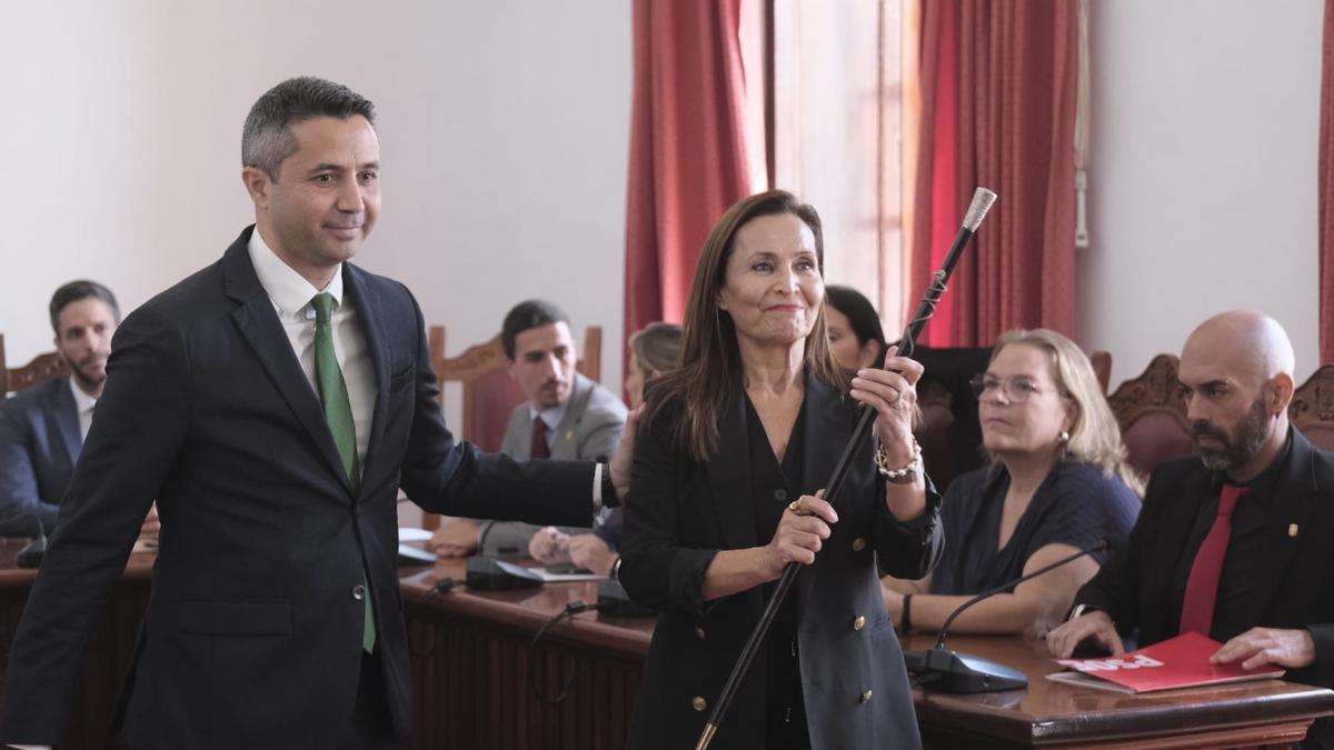 María del Carmen Rosario Godoy sujeta el bastón de mando que le otorga la alcaldía de Agaete de la mano del ya exalcalde Jesús González.