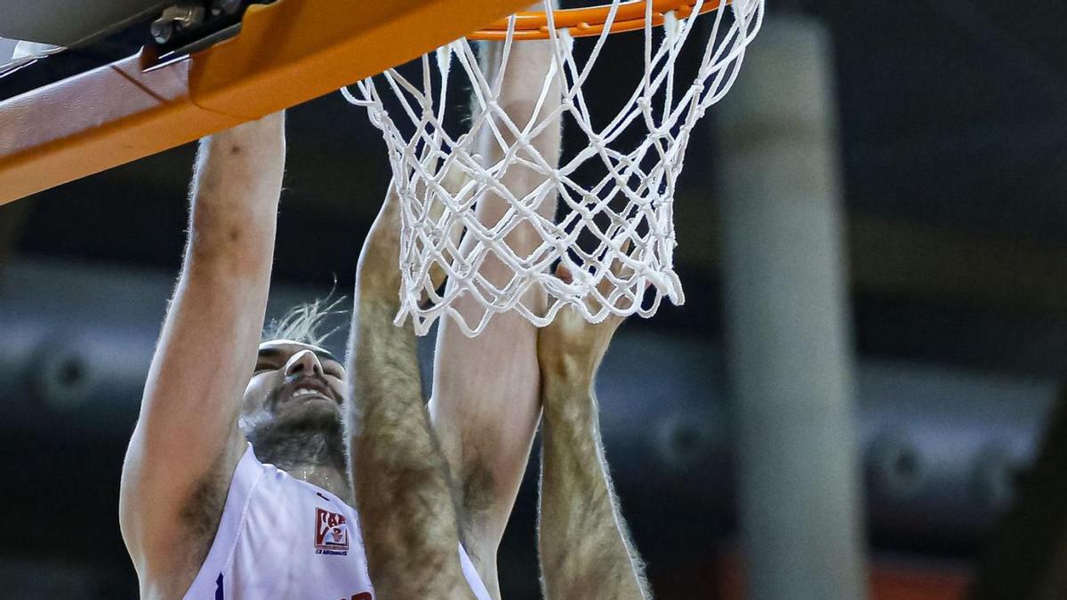 Galán trata de convertir un tiro en el partido jugado en Cartagena