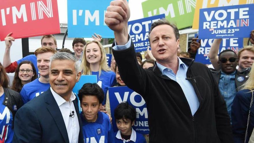 Cameron, a la derecha, en compañía de Khan en un acto por la permanencia en la UE celebrado ayer en Londres.