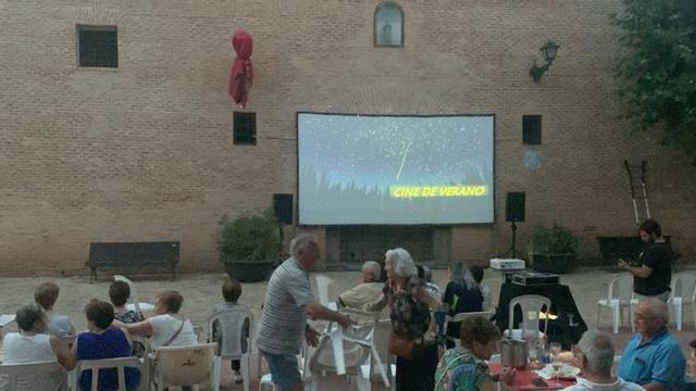 Los vecinos disfrutaron de una película al aire libre.  | SERVICIO ESPECIAL