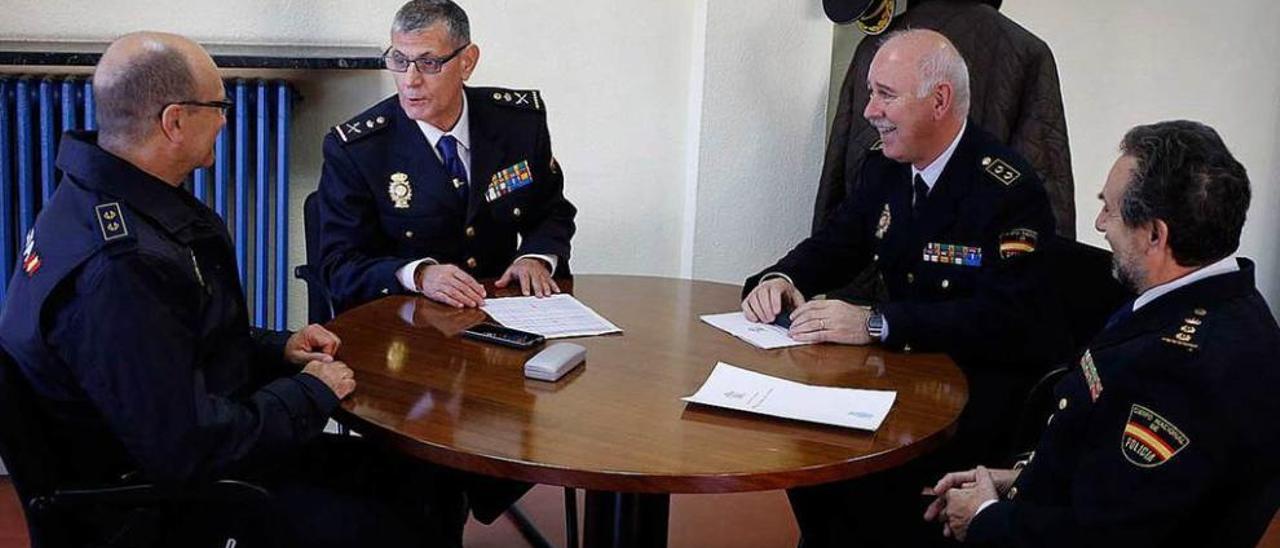 Ignacio José Díaz Salazar, segundo por la izquierda, en su visita a la Comisaría de Langreo.