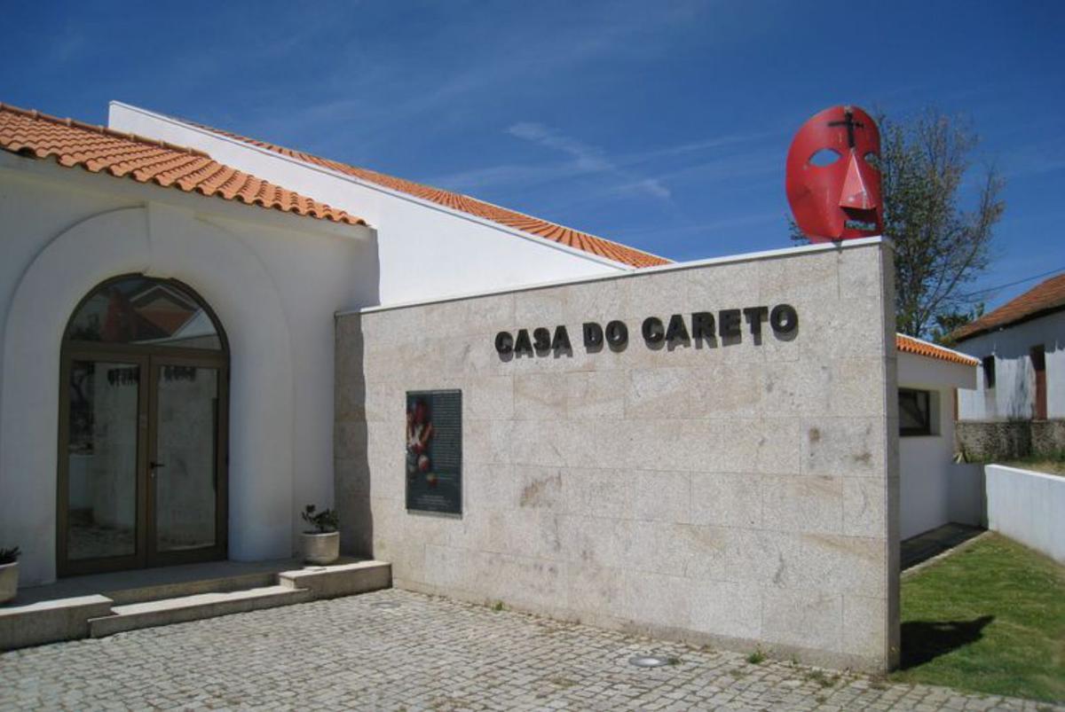 Caretos durante o Entroido. Nas imaxes pequenas, de arriba abaixo: máscaras; vista exterior da Casa  do careto; unha  das salas do museo.