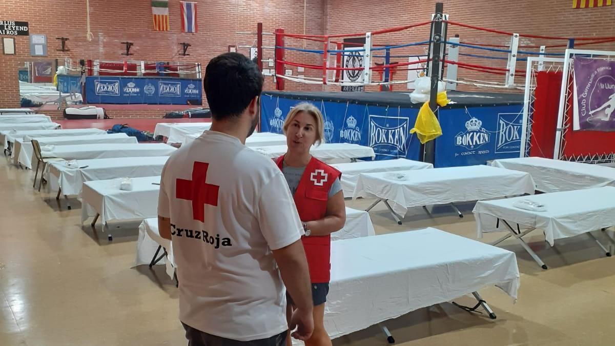 La Cruz Roja ha instalado albergues para los evacuados por el incendio.