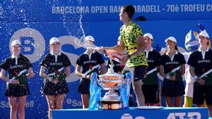 Alcaraz celebra su triunfo tras ganar en la final a Tsitsipas.